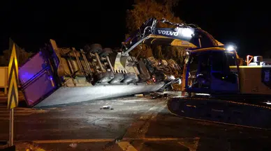 Antalya'da tır durağa devrildi! 2 kişi hayatını kaybetti