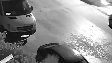 Afyonkarahisar'da korkutan kaza! Kontrolden çıkan otomobil elektrik direğine böyle çarptı!