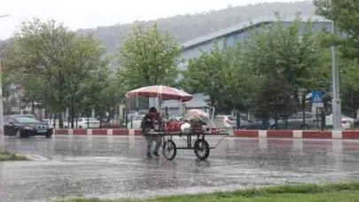 Afyon sağanak yağışa uyandı! Yağmur devam edecek mi?