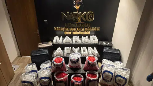 Afyon'da Polis Karayolunda Önünü Kesti! Bavulların İçinden Çıkanlar Emniyet Ekiplerini Bile Şoke Etti