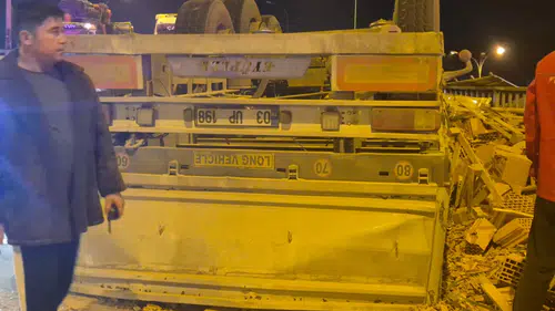 Afyon'da korkutan kaza! TIR devrildi, yol trafiğe kapandı