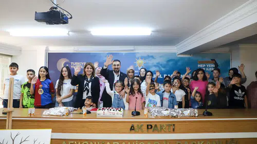 AK Parti Afyonkarahisar’da yeni eğitim yılı heyecanı! Öğrencilere hediye verdiler