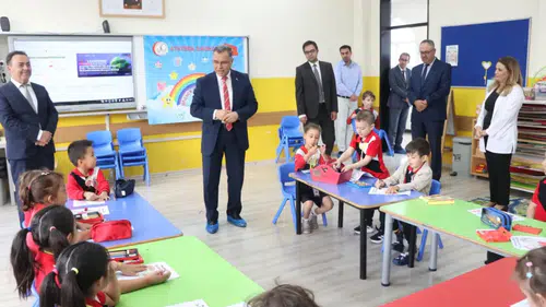 Afyonkarahisar’da ders zili çaldı: Müdür Altınkaynak yeni dönemin ilk gününde öğrencilerle buluştu