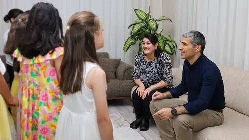 Vali Naci Aktaş’tan çocuk evlerine ziyaret! Doğum günü sevincine ortak oldu