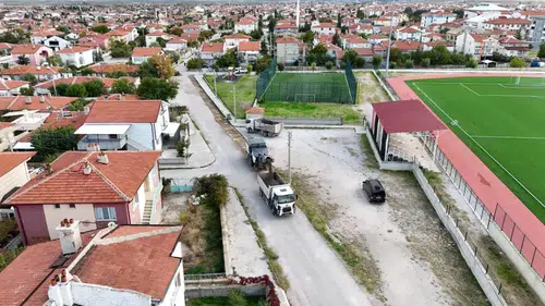 Bolvadin'de alt ve üst yapı çalışmaları sürüyor: 17 bin 500 metrekarelik dev sıcak asfalt serimine başlandı