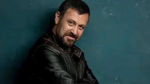 Ünlü oyuncu Nejat İşler hasta mı? Konser çıkışı ayakta durmakta zorlanmıştı!