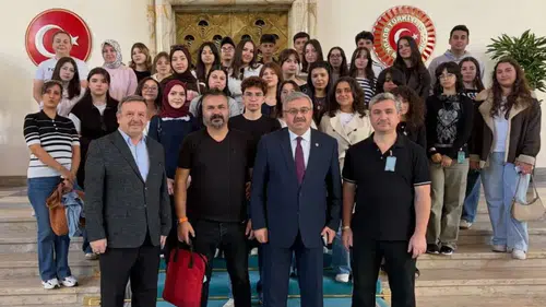 Milletvekili Yurdunuseven mezun olduğu okulun öğrencilerini Meclis’te ağırladı