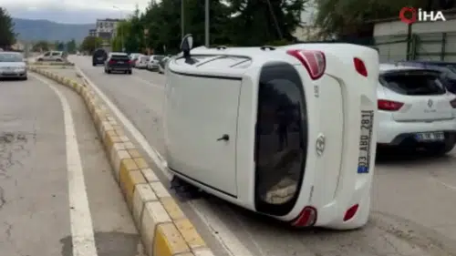 Yan yatan araçtan burnu bile kanamadan çıktı! Afyon'da hastane önünde yürekleri ağza getiren kaza!