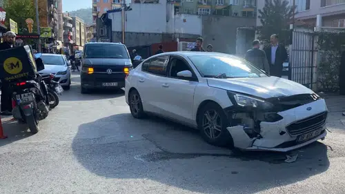 Afyon’da korkutan trafik kazası: Üç araç birbirine girdi