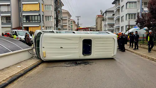 Afyon’da servis kazası korkuttu! Olay yerinden ilk görüntüler geldi... Çoğunluğu çocuk 16 kişi hastaneye kaldırıldı!
