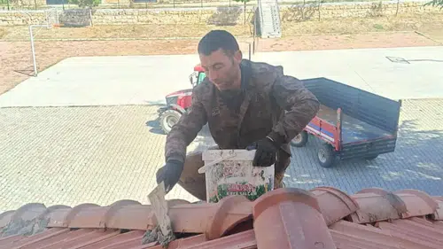 Afyonkarahisar’da muhtardan örnek davranış: Okulun çatısını karşılık beklemeden onardı