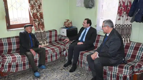 Çay’da yaşlı vatandaşlara anlamlı ziyaret: Kaymakam Türker hayır dualarını aldı