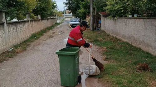 Bolvadin’de temizlik seferberliği: İki mahallede cadde ve sokaklar dip köşe temizlendi