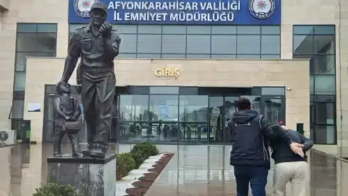 Afyonkarahisar’da nefes kesen yakalama! FETÖ hükümlüsü evindeki gizli bölmede bulundu