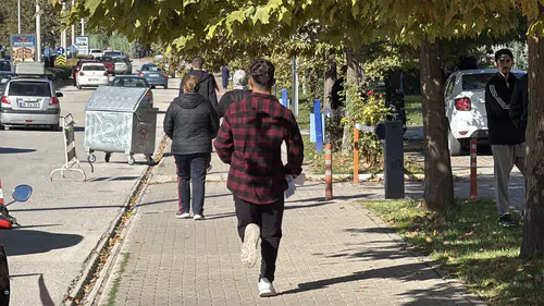 Trafik durdu, adaylar araçlardan inip koştu! KPSS maratonunda nefes kesen anlar