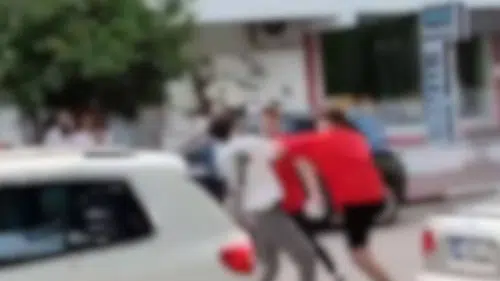 Afyonkarahisar’da yol verme kavgası sokakları karıştırdı! Sonradan gelen grup olaya dahil oldu!