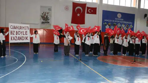 İscehisar’da 29 Ekim heyecanı: Başarılı öğrencilere ödülleri verildi