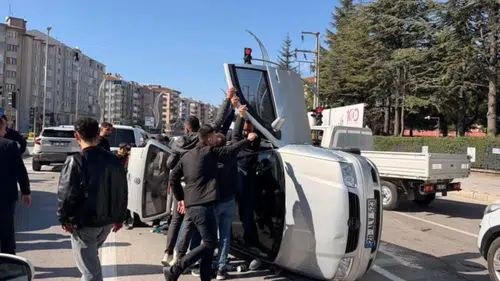 Afyonkarahisar’da kontrolden çıkan otomobil iki araca çarparak yan yattı