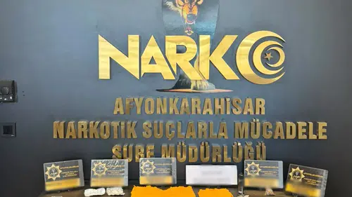 Afyonkarahisar’da polisin dikkatinden kaçmadı! Sıvı ve emdirilmiş uyuşturucuyla yakalandı!