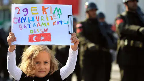 28 Ekim Yarım Gün Mü? Okullar, Bankalar ve Kamu Kurumları Saat Kaça Kadar Açık?