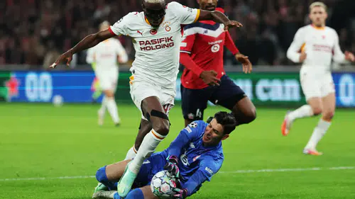 Galatasaray’ın penaltısı VAR’dan döndü! Osimhen’in pozisyonunda karar değişti
