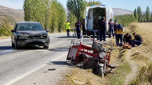 Afyon’da kontrolsüz yola çıkan motosiklet faciaya davetiye çıkardı! Araçta bulunan 7 kişi yaralandı!