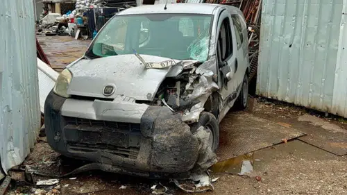 Afyon’da vinç hafif ticari aracı hurdalığa sürükledi: 1 kişi yaralandı