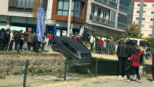 Afyon’da korkutan kaza! Seyir halindeki araç bir anda kanala düştü