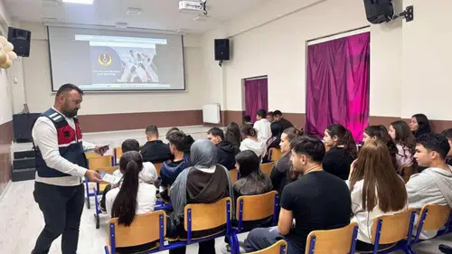 Dinar’da jandarmadan öğrenci ve öğretmenlere dijital dünya uyarısı