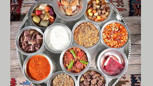 Afyonkarahisar'ın en ilginç gelenekleri görenleri şaşırtıyor! Bamyayla biten yemek, kadın kılığına giren erkekler...