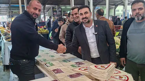 AK Parti’den Pazar ziyareti: AK Parti İl Başkanı Dr. Özgür Kavak vatandaşın taleplerini dinledi