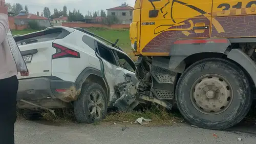 Afyonkarahisar’da feci kaza: Otomobille kamyon çarpıştı, sürücü yaralandı!