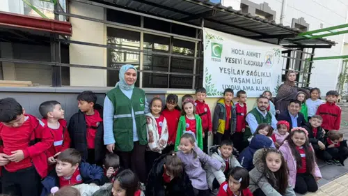 Afyon’da minik öğrencilerden anlamlı etkinlik: Cumhuriyet Bayramı için fidan diktiler