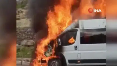 Afyonkarahisar’da park halindeki minibüs alevlere teslim oldu