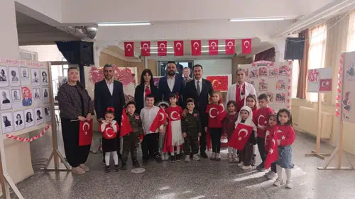 Bolvadin’de Cumhuriyet ruhunu yaşatan sergi: Öğrencilerin çalışmaları ilgi gördü