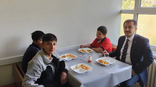 Bolvadin İlçe Millî Eğitim Müdürü Mehmet Ali Keleş, taşımalı eğitim gören öğrencilerle yemekte bir araya geldi
