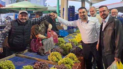 AK Parti Afyon İl Başkanı Dr. Özgür Kavak Pazar esnafını dinledi, AK Çadır'da üyelik yaptı!