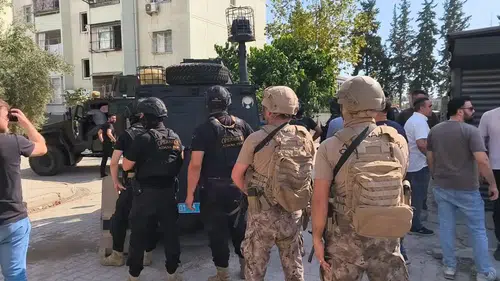 Adana’da el bombası paniği! Kendini eve kilitleyen şüpheli gözaltına alındı