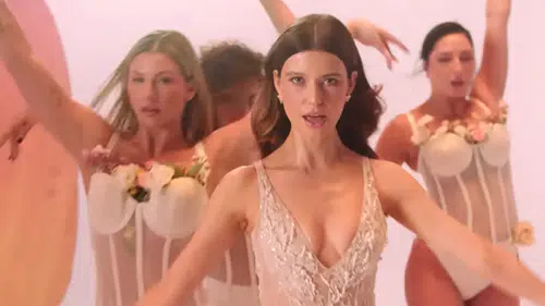 Beren Saat sahne başına ne kadar kazanıyor? Teklifler 2 milyon liraya çıktı