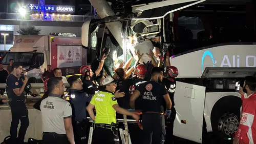 Yolcu Otobüsü Alt Geçit Duvarına Çarptı: 11 Yaralı