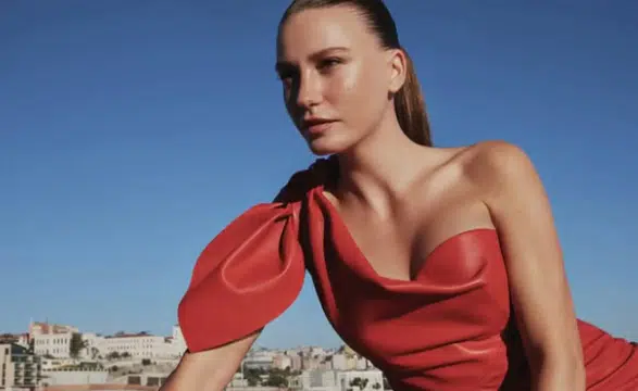 Serenay Sarıkaya podyumda şov yaptı! Püsküllü elbisesiyle göz kamaştırdı