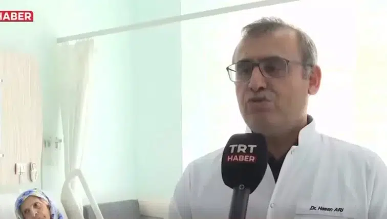Afyonlu Prof. Dr. Hasan Arı’dan Türkiye’de bir ilk! 76 yaşındaki hastaya uygulandı
