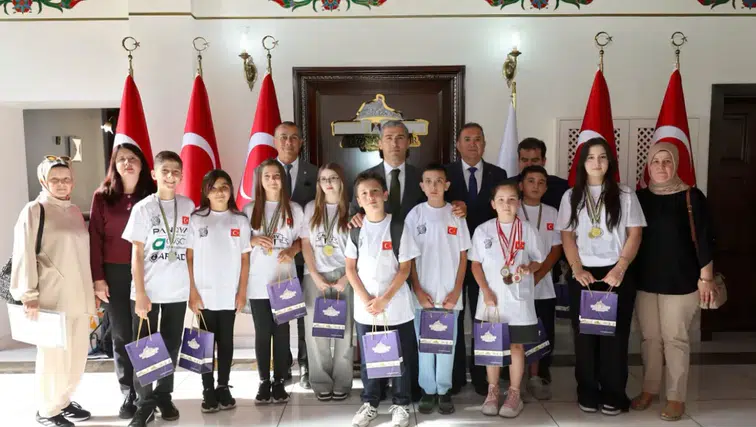 Afyon’un klavye şampiyonlarından Vali Aktaş’a ziyaret