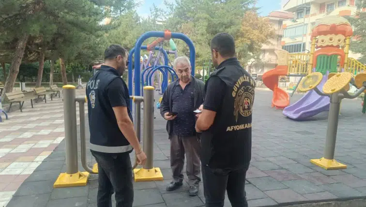 Afyonkarahisar’da okul çevrelerinde güvenlik mesaisi: 494 kişi ve 182 araç kontrol edildi