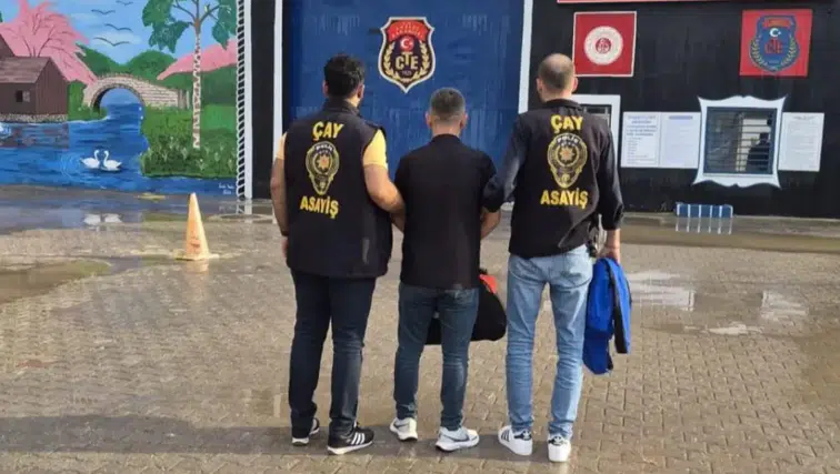 Afyonkarahisar’da 20 yıl 13 gün hapis cezasıyla aranan şahıs yakalandı