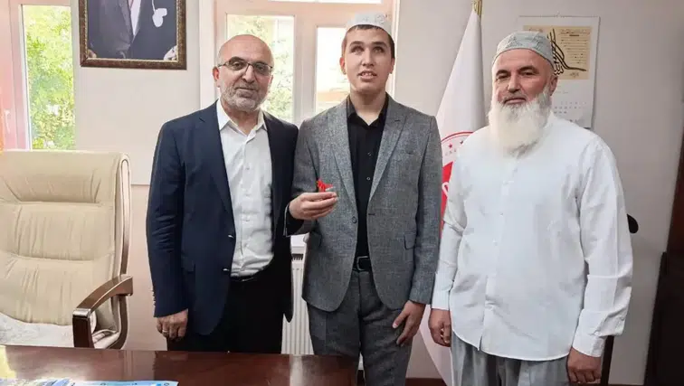 Afyon’da azim engel tanımadı: Görme engelli Arda Hafız oldu