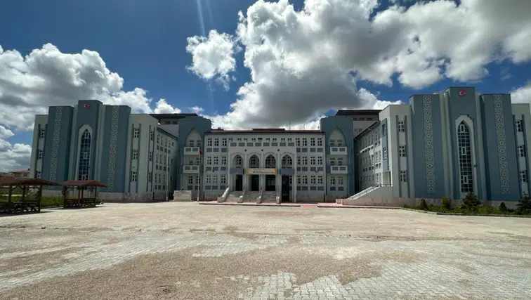 Afyon’daki o liseyle ilgili korkutan iddia: 5 öğrenci zehirlenme şüphesiyle hastaneye kaldırıldı
