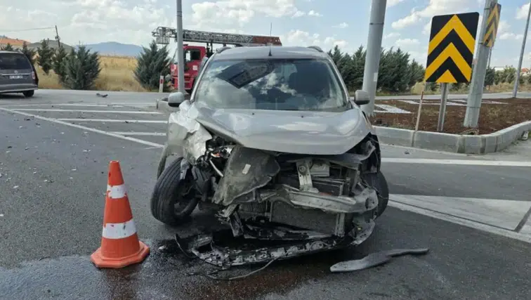 Afyon'da feci kaza! İki hafif ticari araç çarpıştı, 1 kişi hayatını kaybetti
