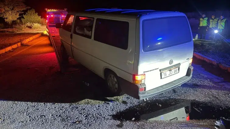 Afyonkarahisar'da feci kaza: Kamyonet ile tır çarpıştı