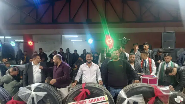 Afyon’da beklenmedik düğün hediyesi: Altın yerine bakın ne taktılar!